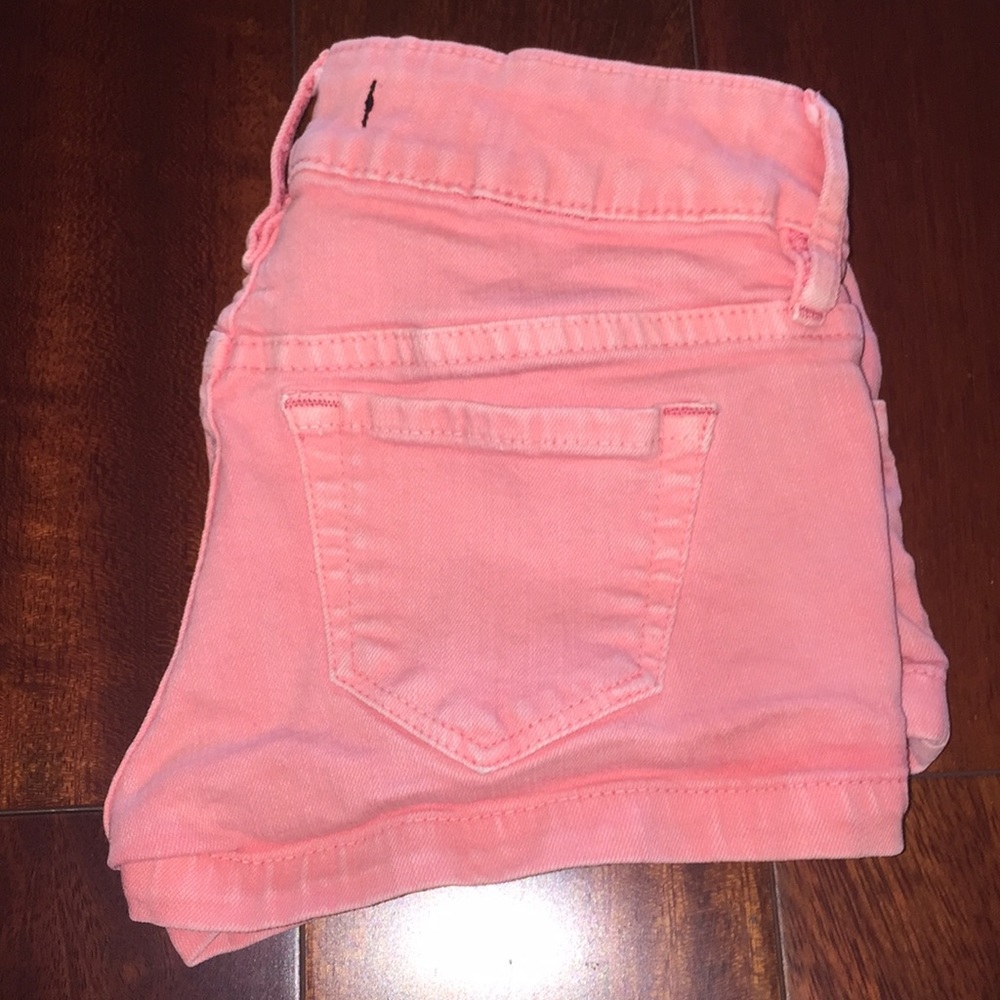 Cute pink jean shorts!!